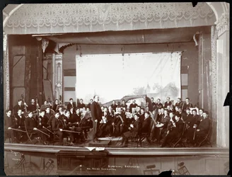Orchestre symphonique des jeunes hommes sur scène, New York, c.1901
